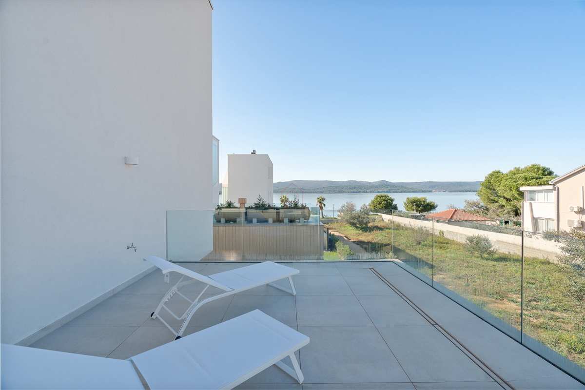 Bellissima villa di design con quattro camere da letto e organizzazione pratica