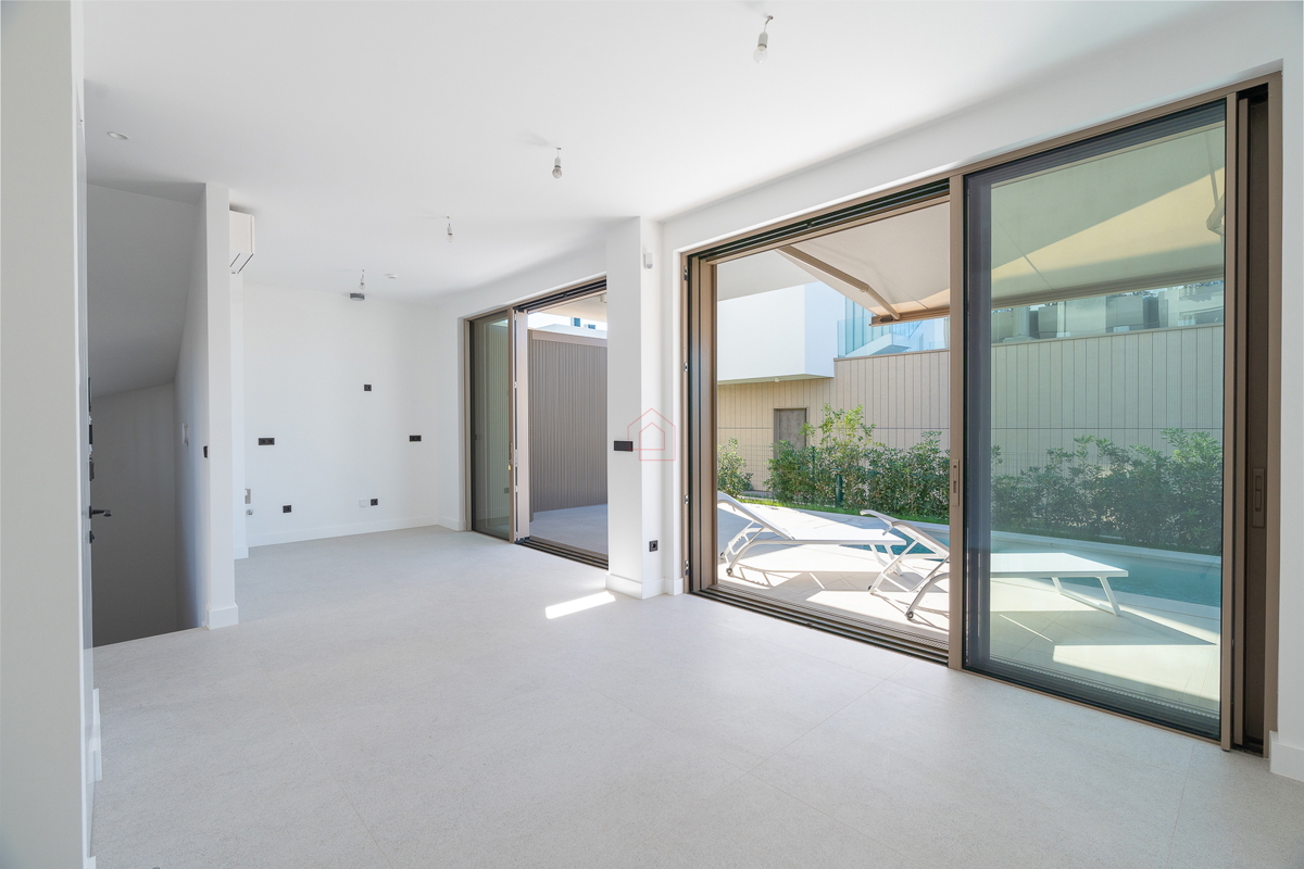 Bellissima villa di design con quattro camere da letto e organizzazione pratica