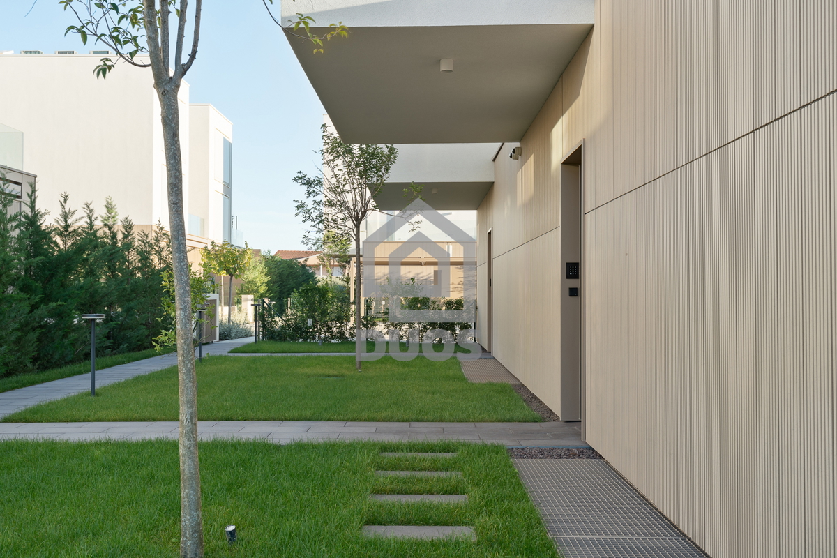 Bellissima villa di design con quattro camere da letto e organizzazione pratica