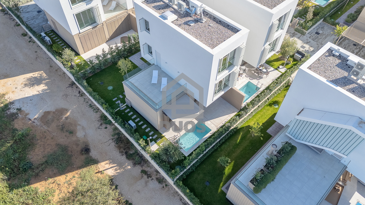 Bellissima villa di design con quattro camere da letto e organizzazione pratica