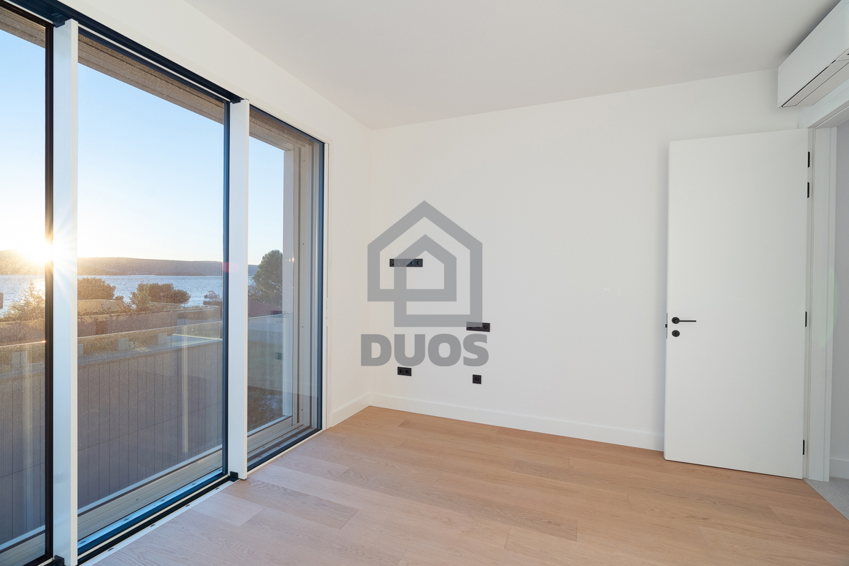 Bellissima villa di design con quattro camere da letto e organizzazione pratica