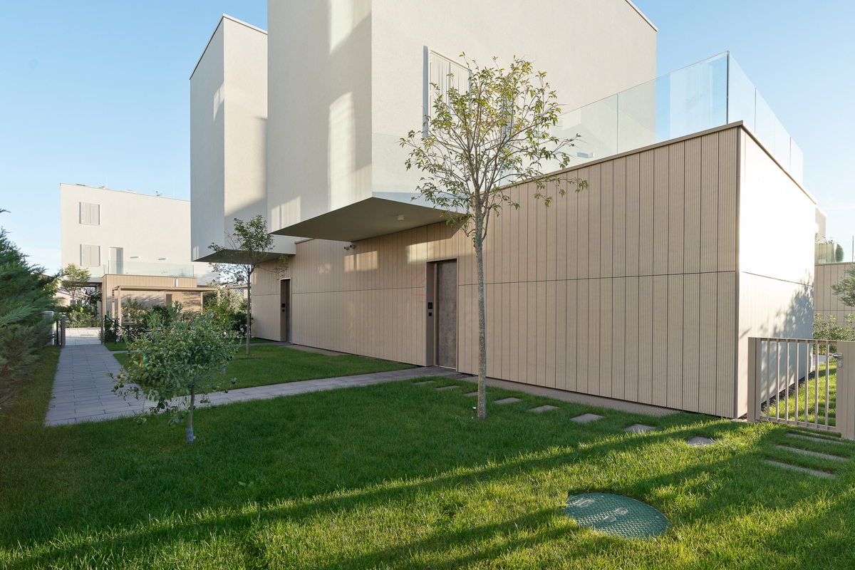 Bellissima villa di design con quattro camere da letto e organizzazione pratica