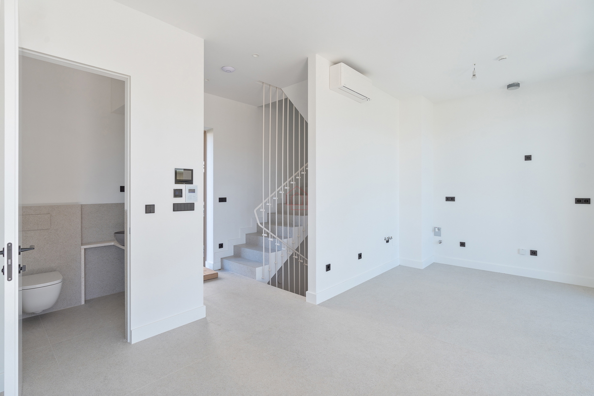 Bellissima villa di design con quattro camere da letto e organizzazione pratica