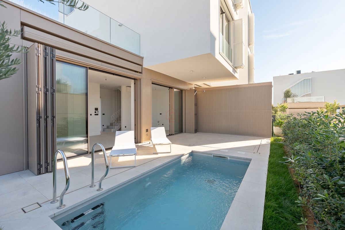 Bellissima villa di design con quattro camere da letto e organizzazione pratica