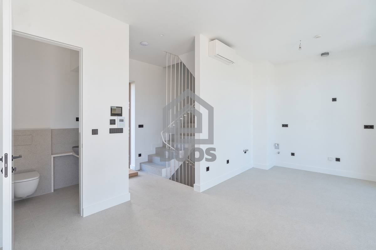 Bellissima villa di design con quattro camere da letto e organizzazione pratica