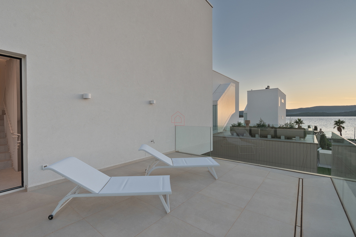 Bellissima villa di design con quattro camere da letto e organizzazione pratica