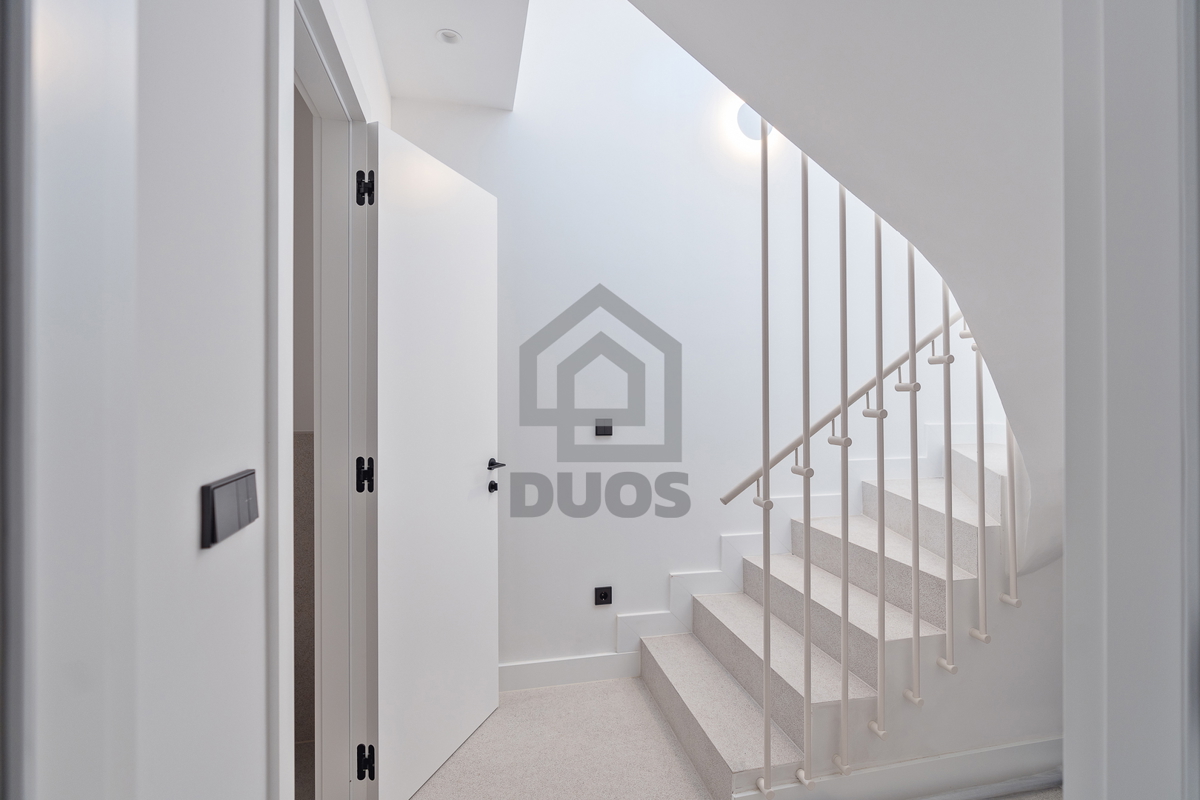 Bellissima villa di design con quattro camere da letto e organizzazione pratica