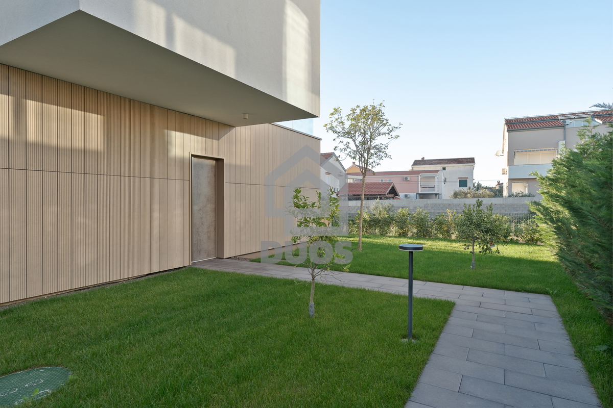 Bellissima villa di design con quattro camere da letto e organizzazione pratica