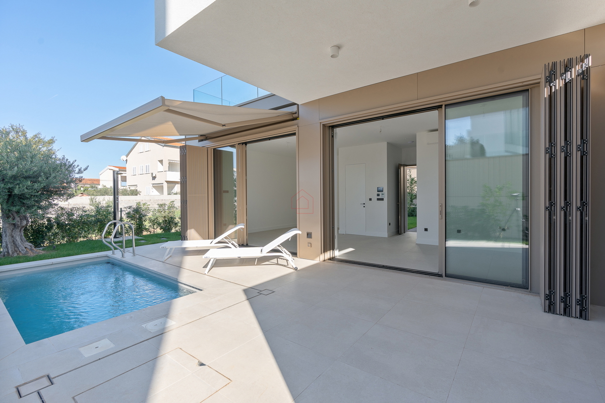 Bellissima villa di design con quattro camere da letto e organizzazione pratica