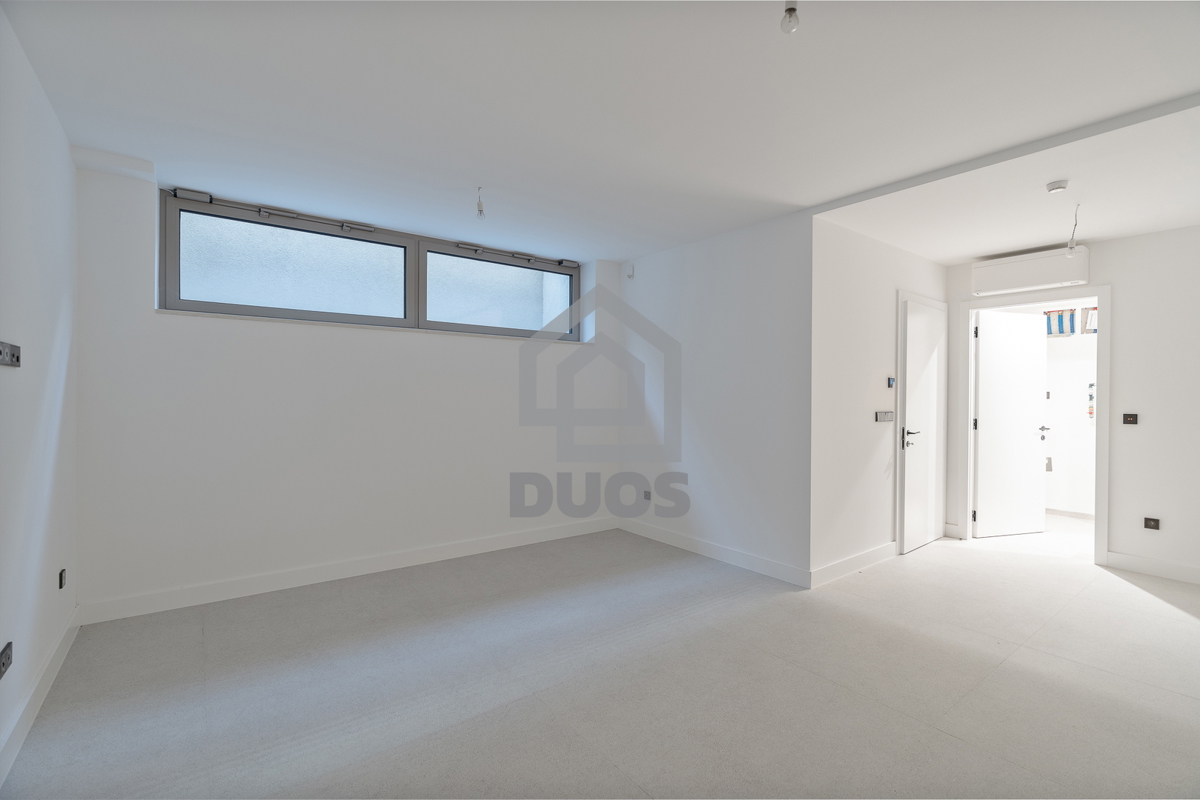 Bellissima villa di design con quattro camere da letto e organizzazione pratica