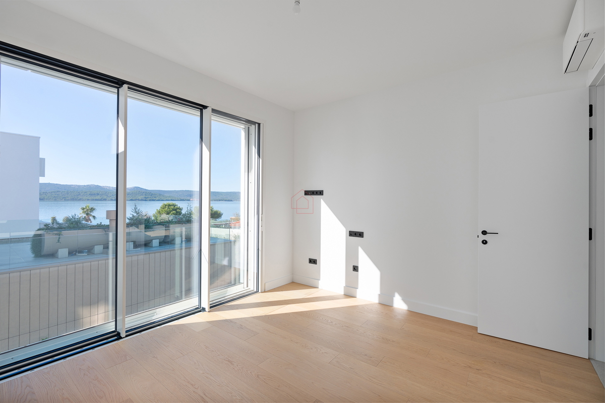 Bellissima villa di design con quattro camere da letto e organizzazione pratica