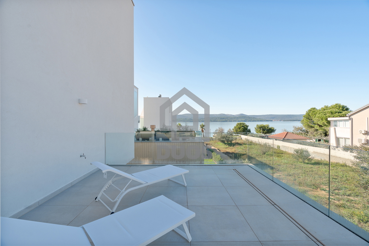 Bellissima villa di design con quattro camere da letto e organizzazione pratica
