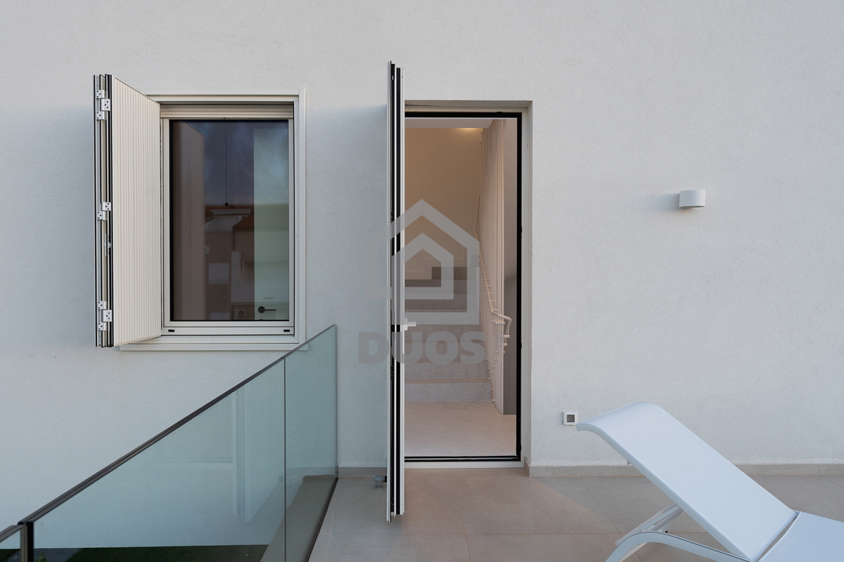 Bellissima villa di design con quattro camere da letto e organizzazione pratica