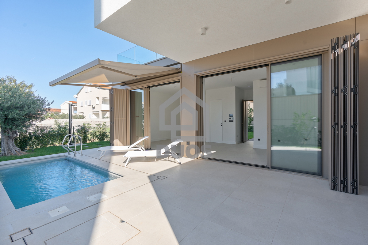 Bellissima villa di design con quattro camere da letto e organizzazione pratica