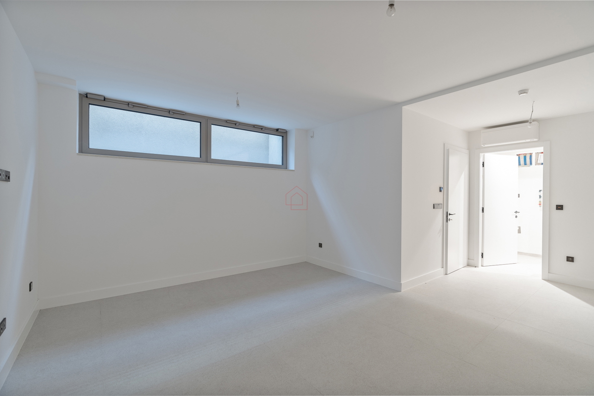 Bellissima villa di design con quattro camere da letto e organizzazione pratica