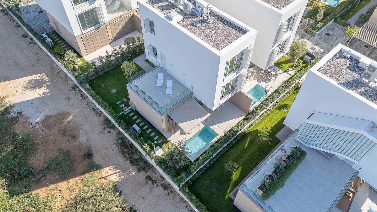 Bellissima villa di design con quattro camere da letto e organizzazione pratica