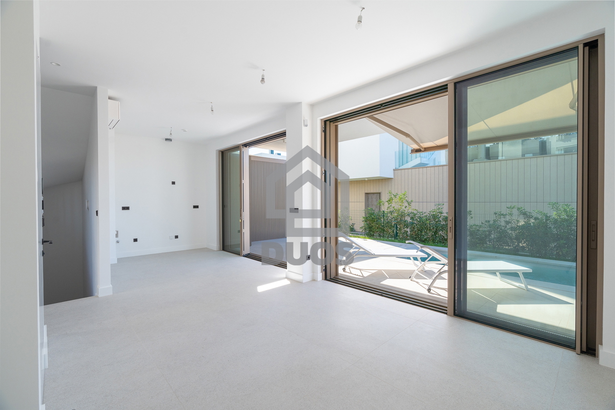 Bellissima villa di design con quattro camere da letto e organizzazione pratica