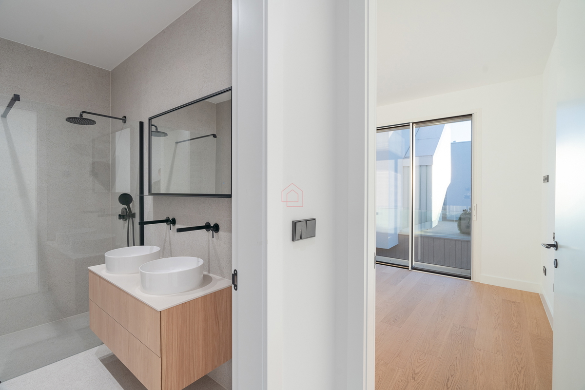 Bellissima villa di design con quattro camere da letto e organizzazione pratica