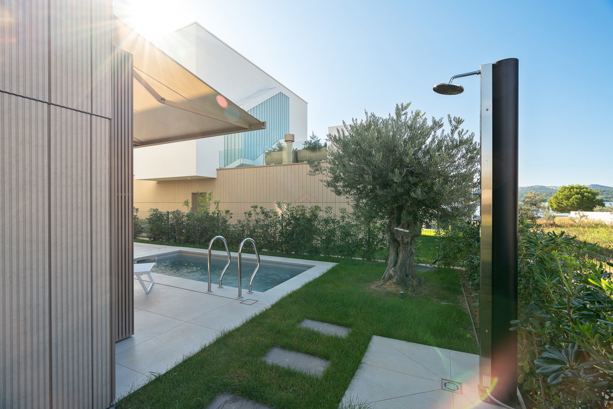 Bellissima villa di design con quattro camere da letto e organizzazione pratica