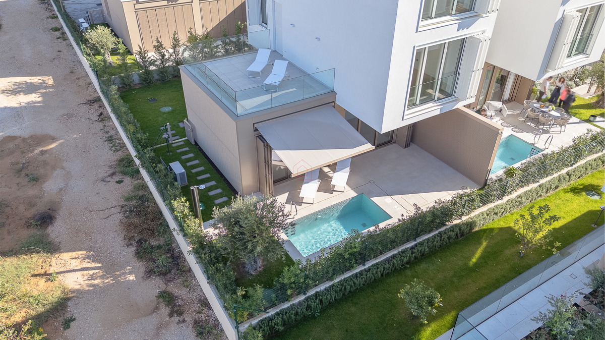 Bellissima villa di design con quattro camere da letto e organizzazione pratica