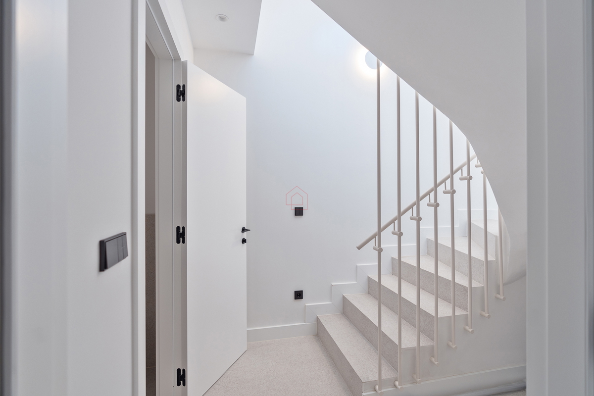 Bellissima villa di design con quattro camere da letto e organizzazione pratica