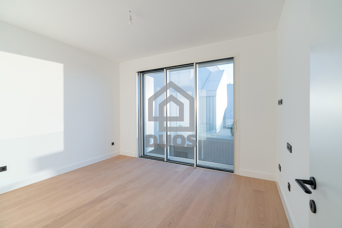 Bellissima villa di design con quattro camere da letto e organizzazione pratica