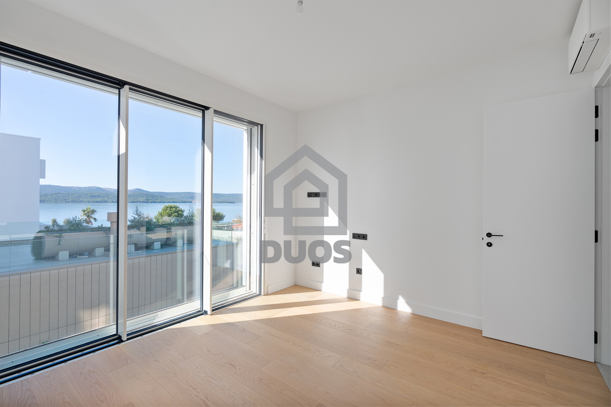 Bellissima villa di design con quattro camere da letto e organizzazione pratica