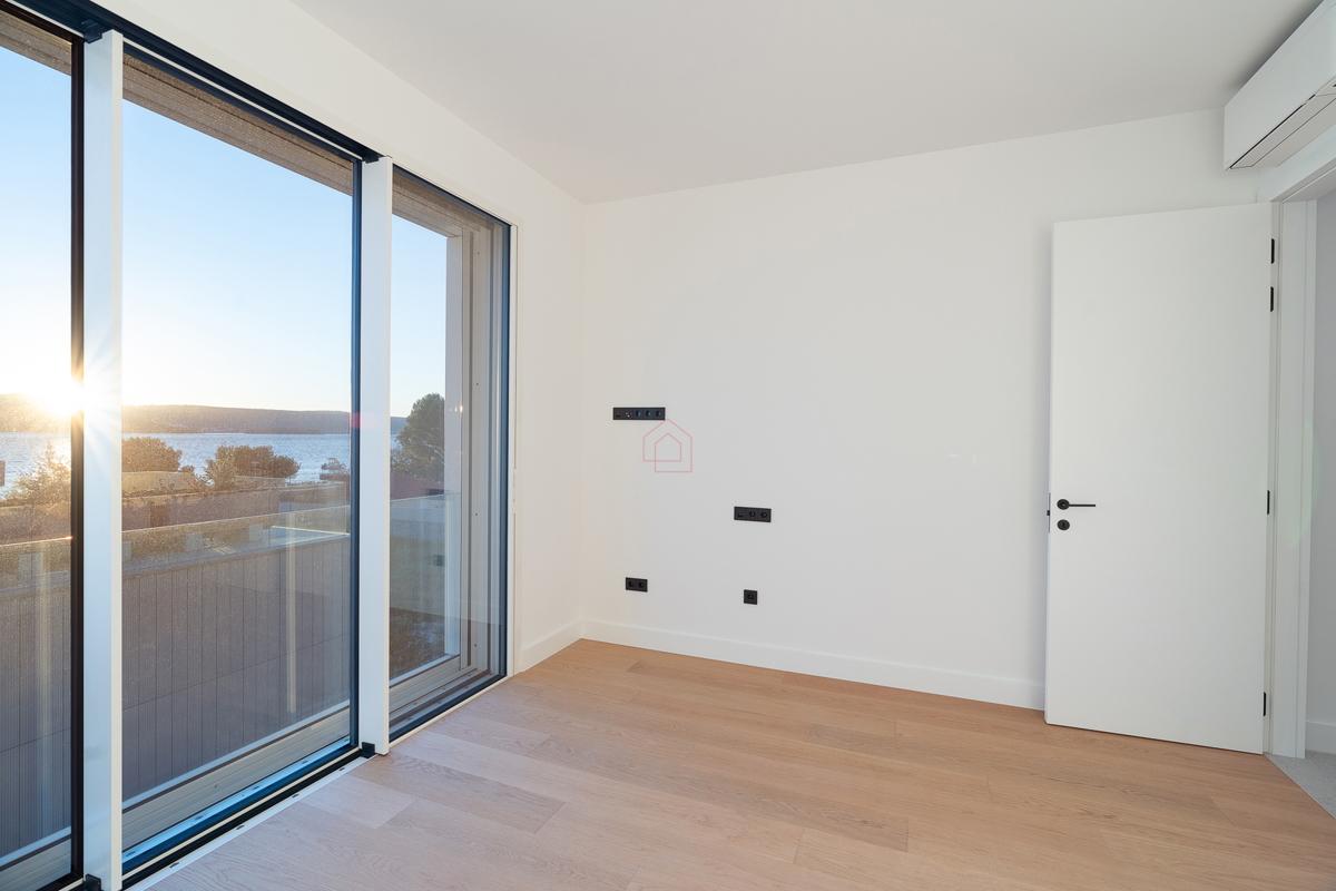 Bellissima villa di design con quattro camere da letto e organizzazione pratica