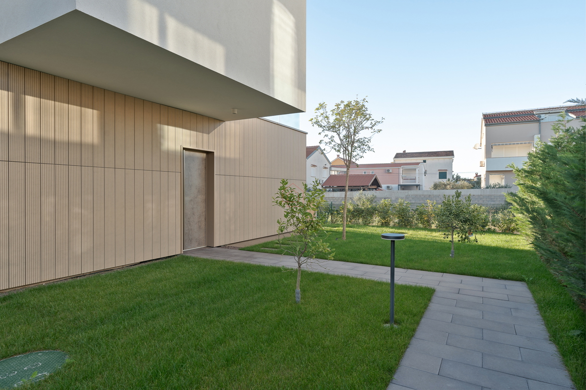 Bellissima villa di design con quattro camere da letto e organizzazione pratica