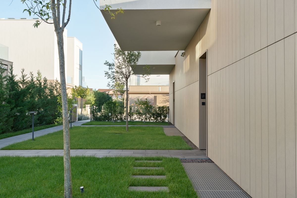 Bellissima villa di design con quattro camere da letto e organizzazione pratica