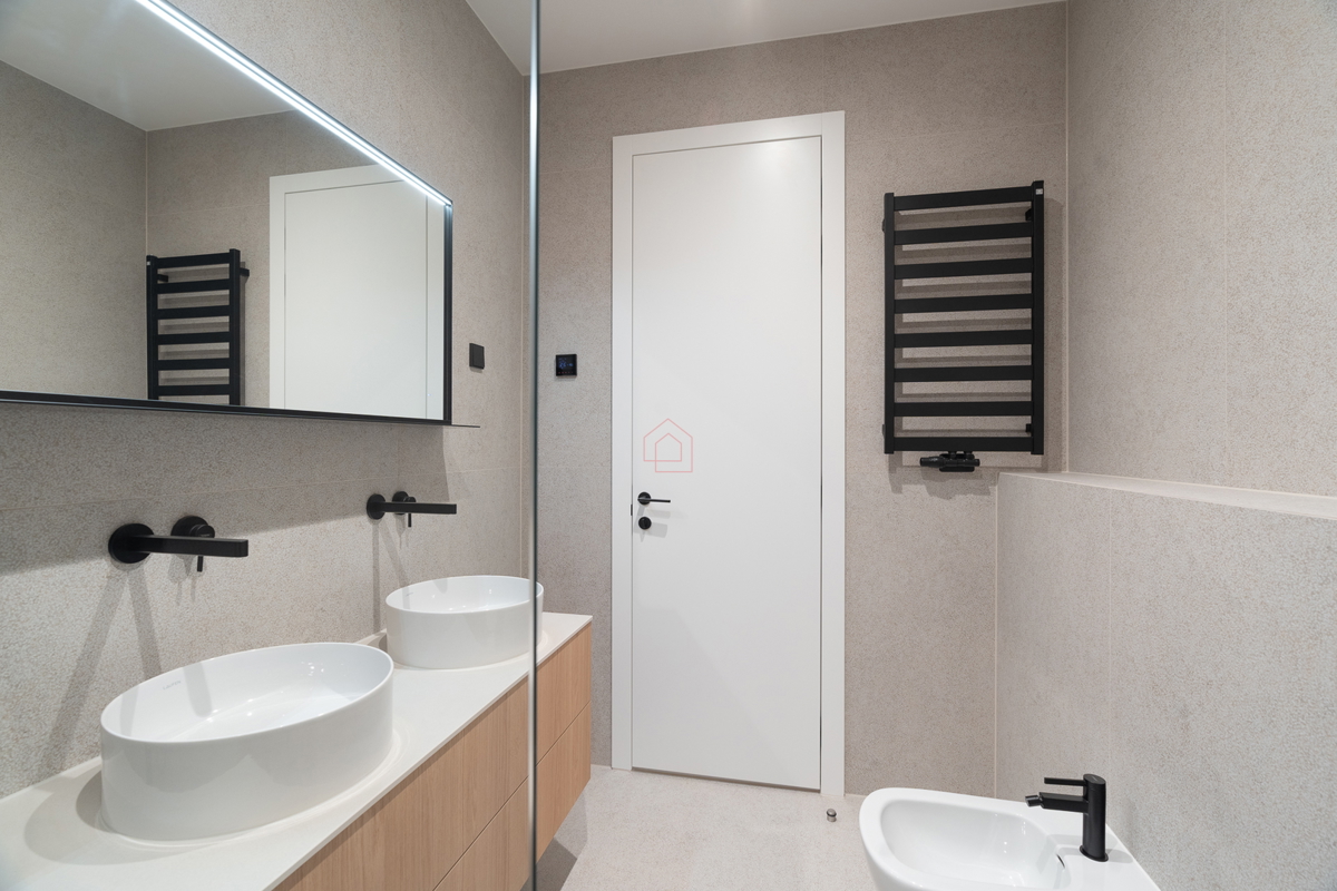 Bellissima villa di design con quattro camere da letto e organizzazione pratica