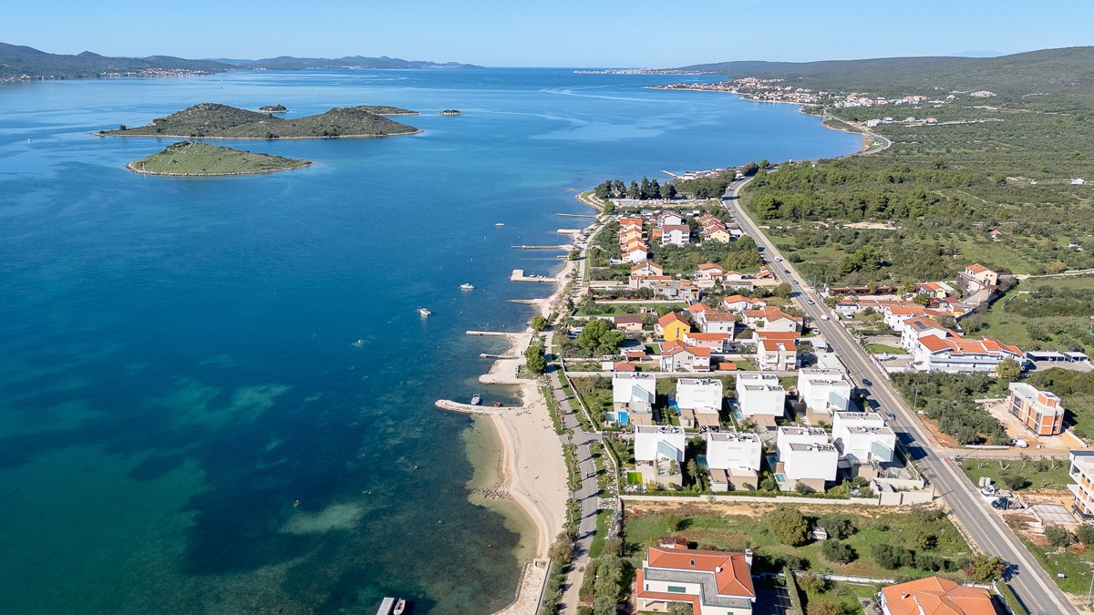 Bellissima villa di design con quattro camere da letto e organizzazione pratica