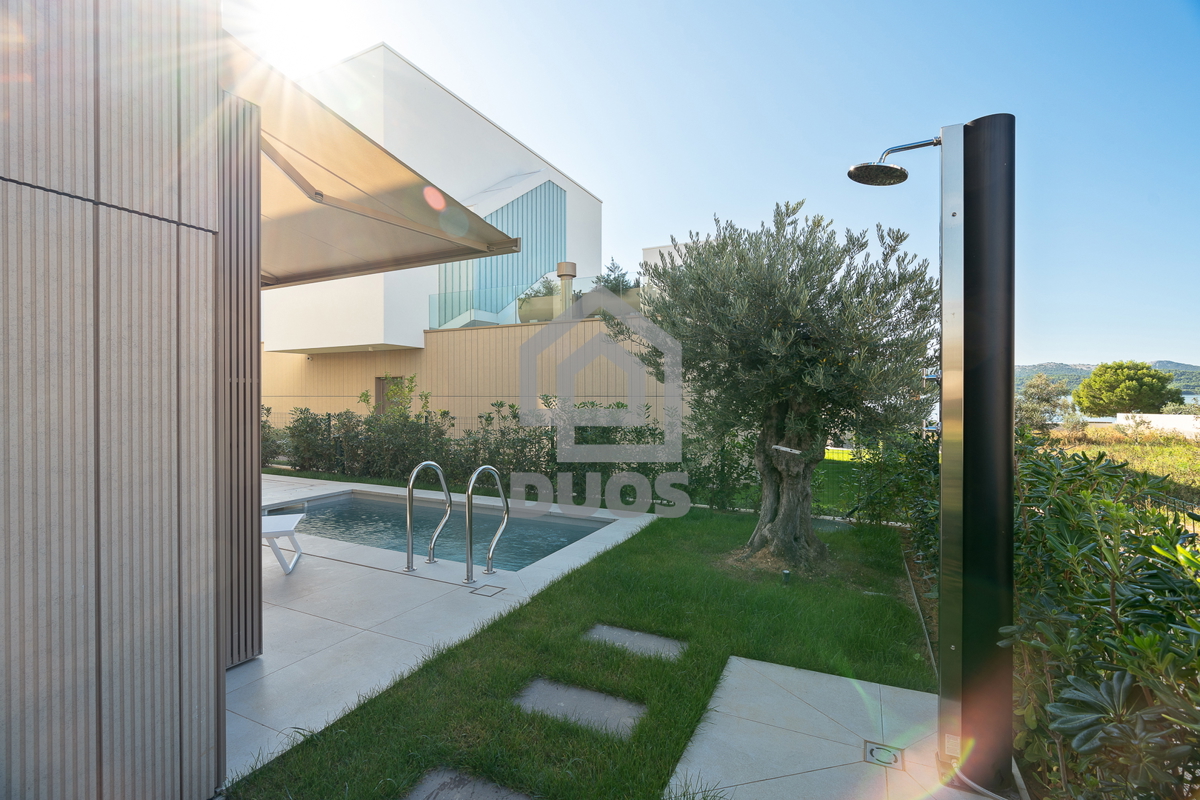 Bellissima villa di design con quattro camere da letto e organizzazione pratica