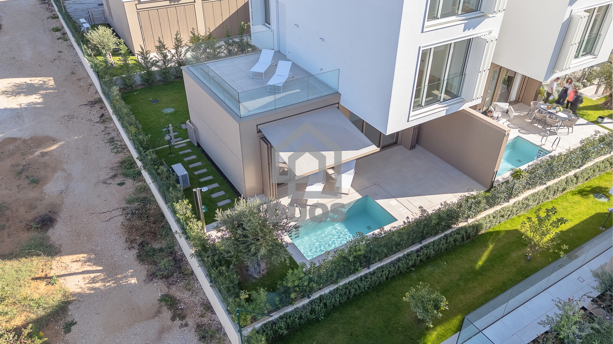 Bellissima villa di design con quattro camere da letto e organizzazione pratica