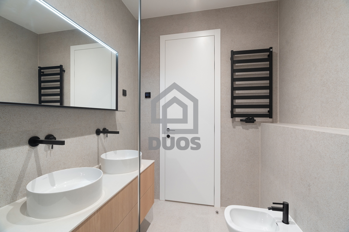 Bellissima villa di design con quattro camere da letto e organizzazione pratica