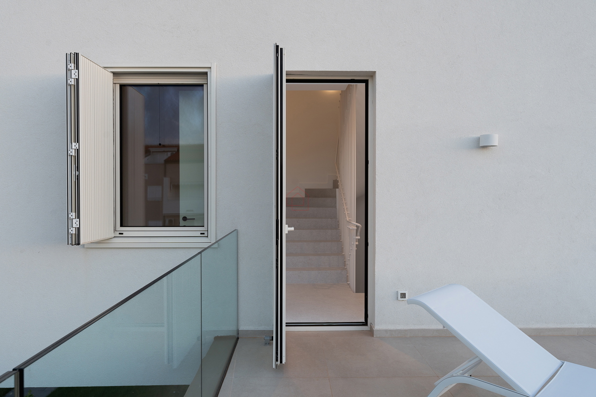 Bellissima villa di design con quattro camere da letto e organizzazione pratica