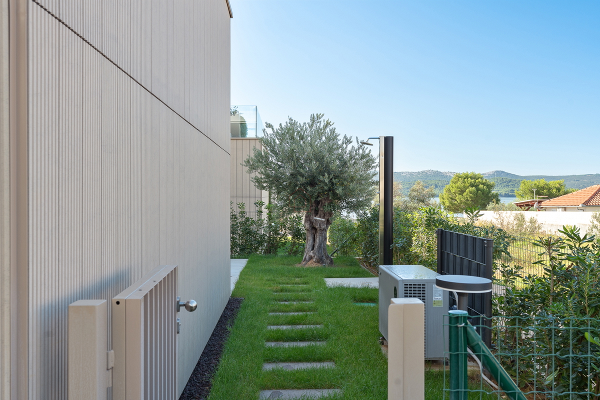 Bellissima villa di design con quattro camere da letto e organizzazione pratica