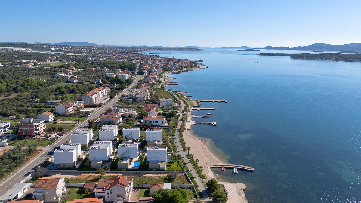 Bellissima villa di design con quattro camere da letto e organizzazione pratica