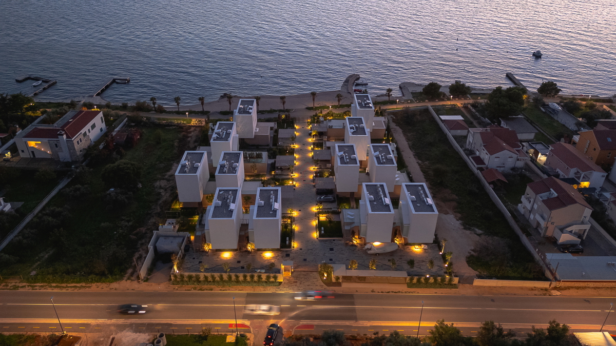 Bellissima villa di design con quattro camere da letto e organizzazione pratica