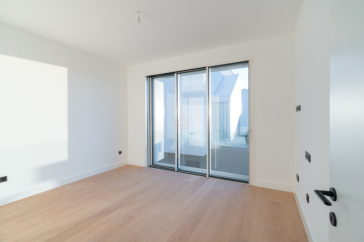 Bellissima villa di design con quattro camere da letto e organizzazione pratica