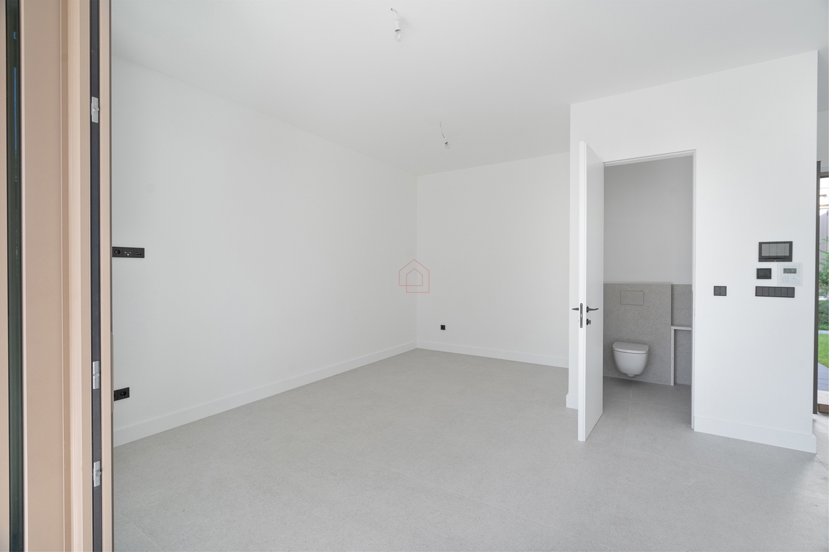 Bellissima villa di design con quattro camere da letto e organizzazione pratica