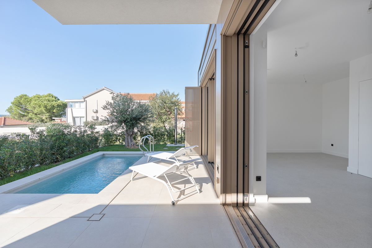 Bellissima villa di design con quattro camere da letto e organizzazione pratica