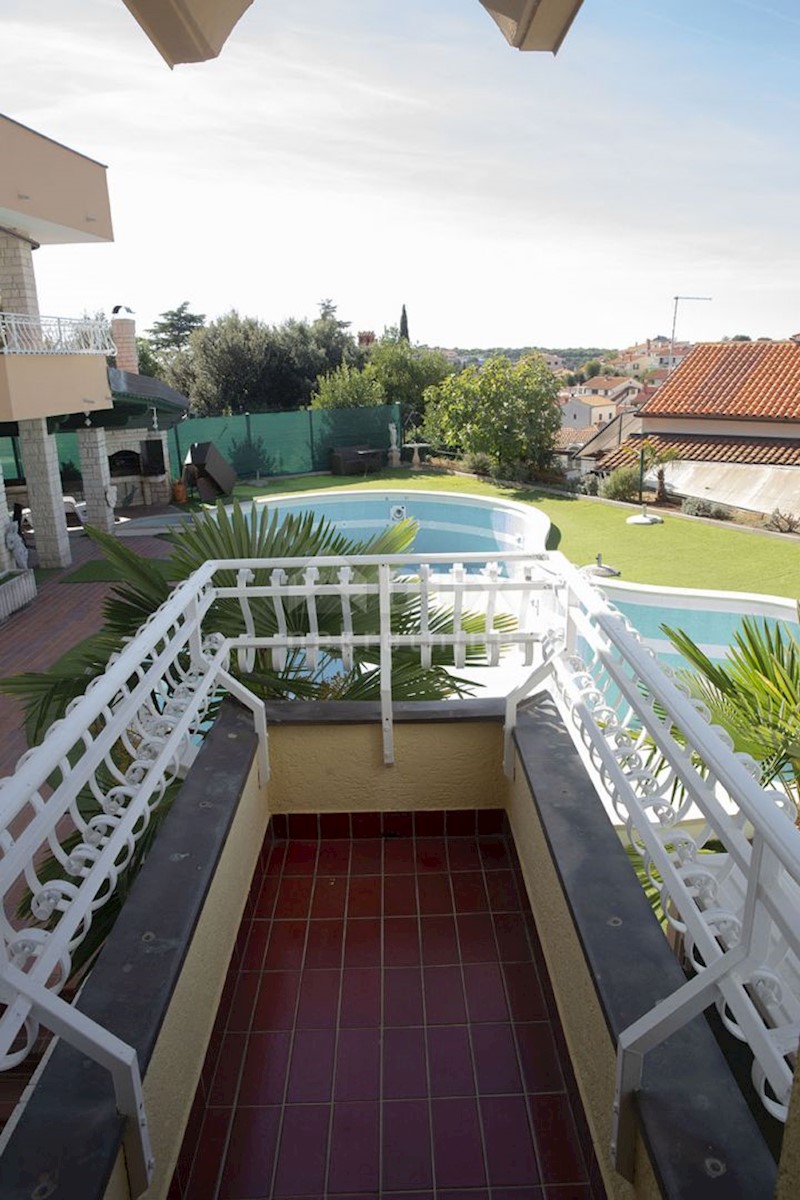ISTRIA, MEDULIN Palazzina al mare con piscina, taverna e campo da tennis - VISTA MARE!!