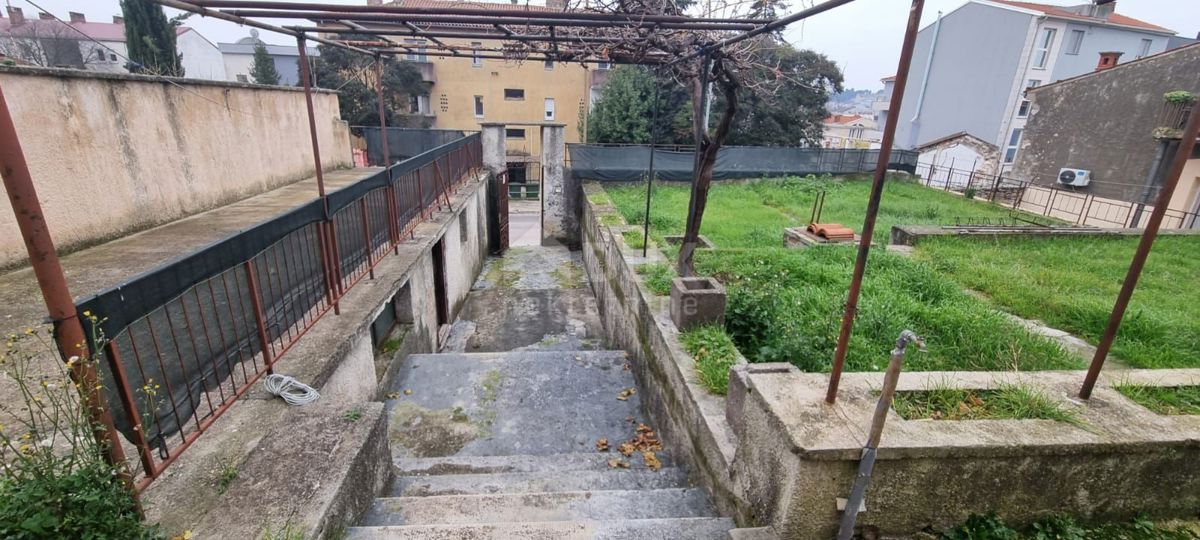 ISTRIA, POLA Una casa con potenziale nel centro della città!