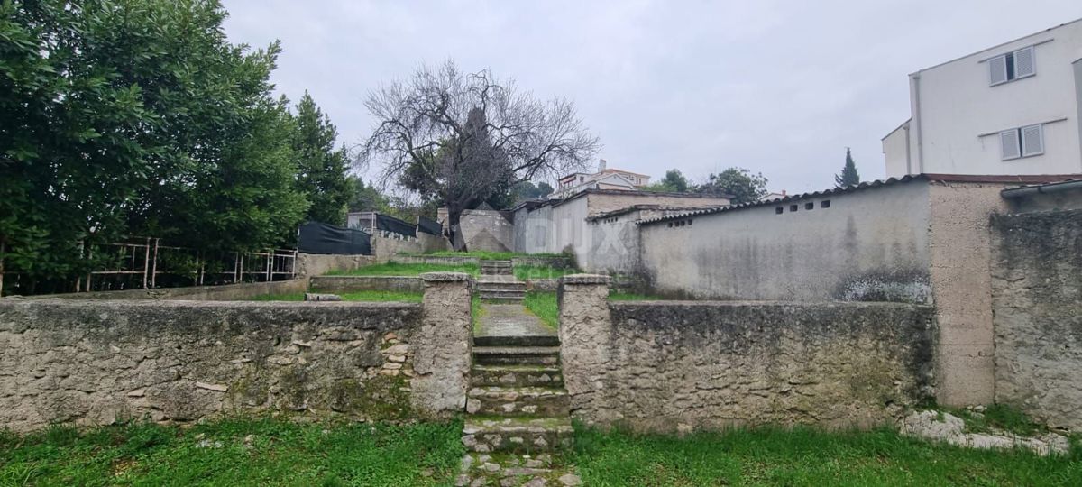 ISTRIA, POLA Una casa con potenziale nel centro della città!