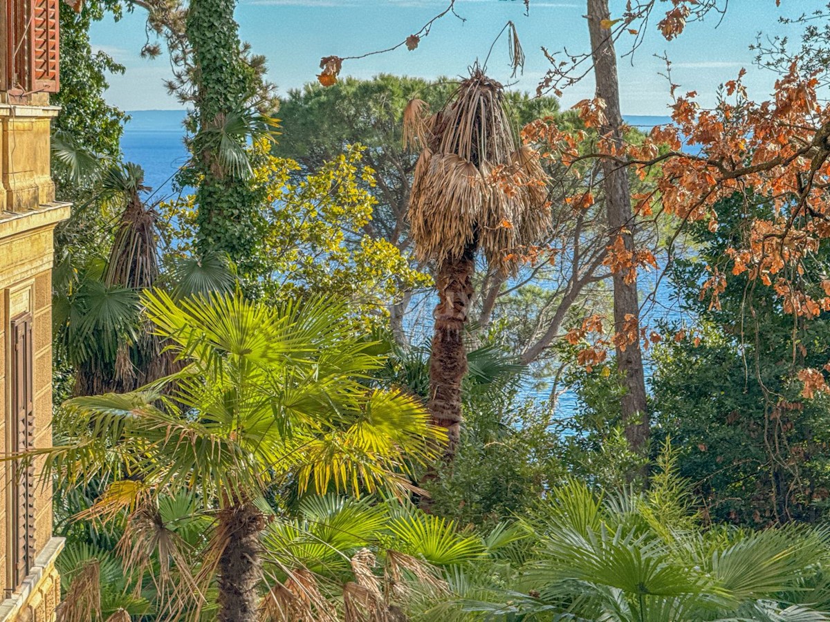 OPATIJA, CENTRO - unico appartamento su due piani in una villa storica, seconda fila al mare