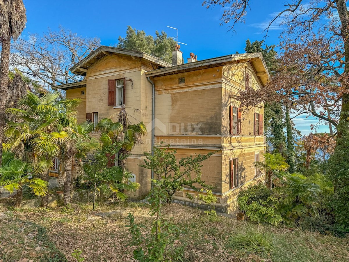 OPATIJA, CENTRO - unico appartamento su due piani in una villa storica, seconda fila al mare