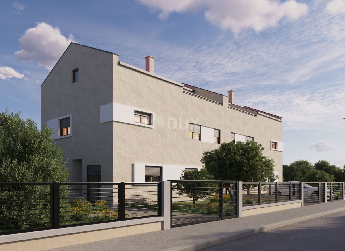 ISTRIA, PARENZO - Casa a schiera su 3 piani