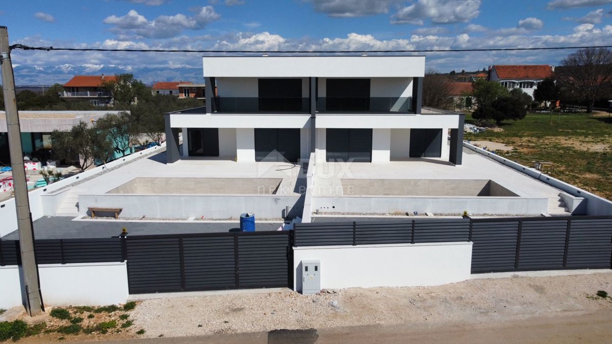 ZADAR, DEBELJAK - Villa bifamiliare con piscina e vista mare