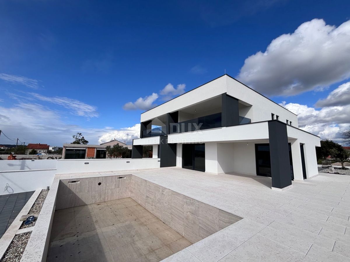 ZADAR, DEBELJAK - Villa bifamiliare con piscina e vista mare